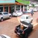 Homem passa por cima do capô de carro que parou na faixa de pedestre em Caçu