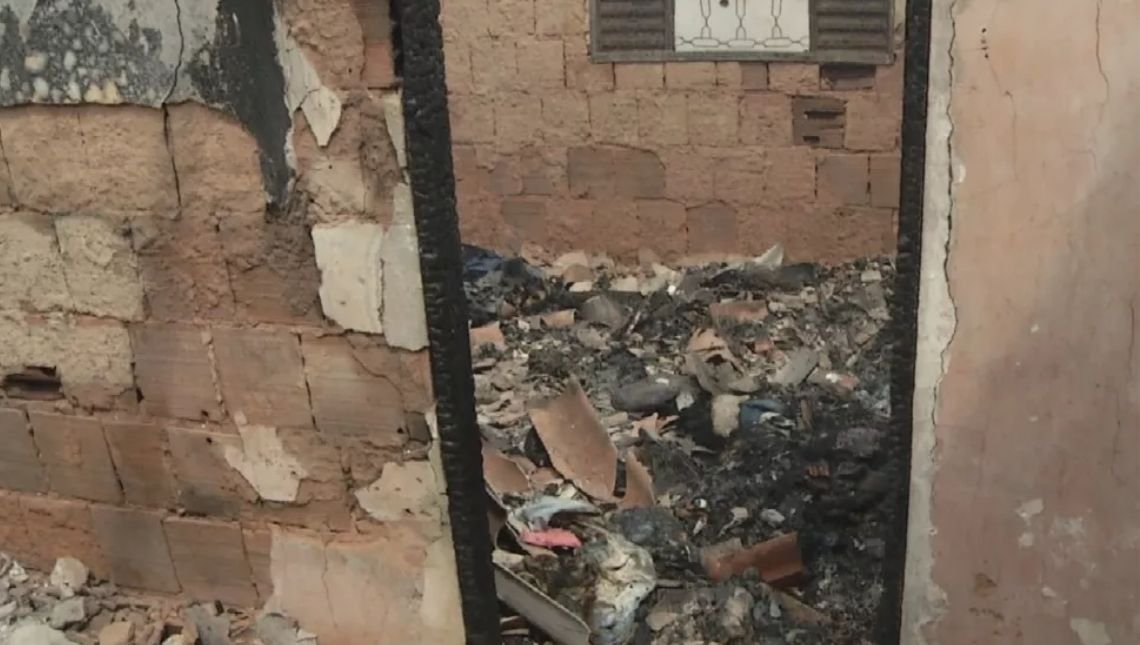 Incêndio destrói casa e deixa mulher e quatro filhos só com a roupa do corpo em Jataí