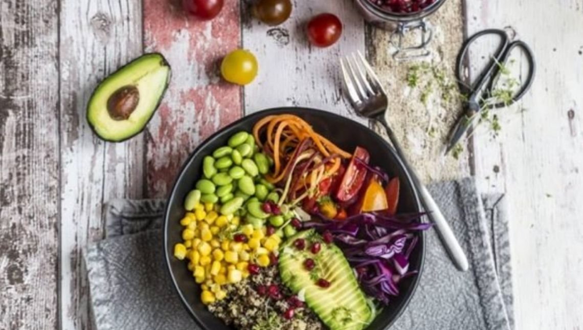 O que é alimentação intuitiva e como ela pode impactar seu bem-estar