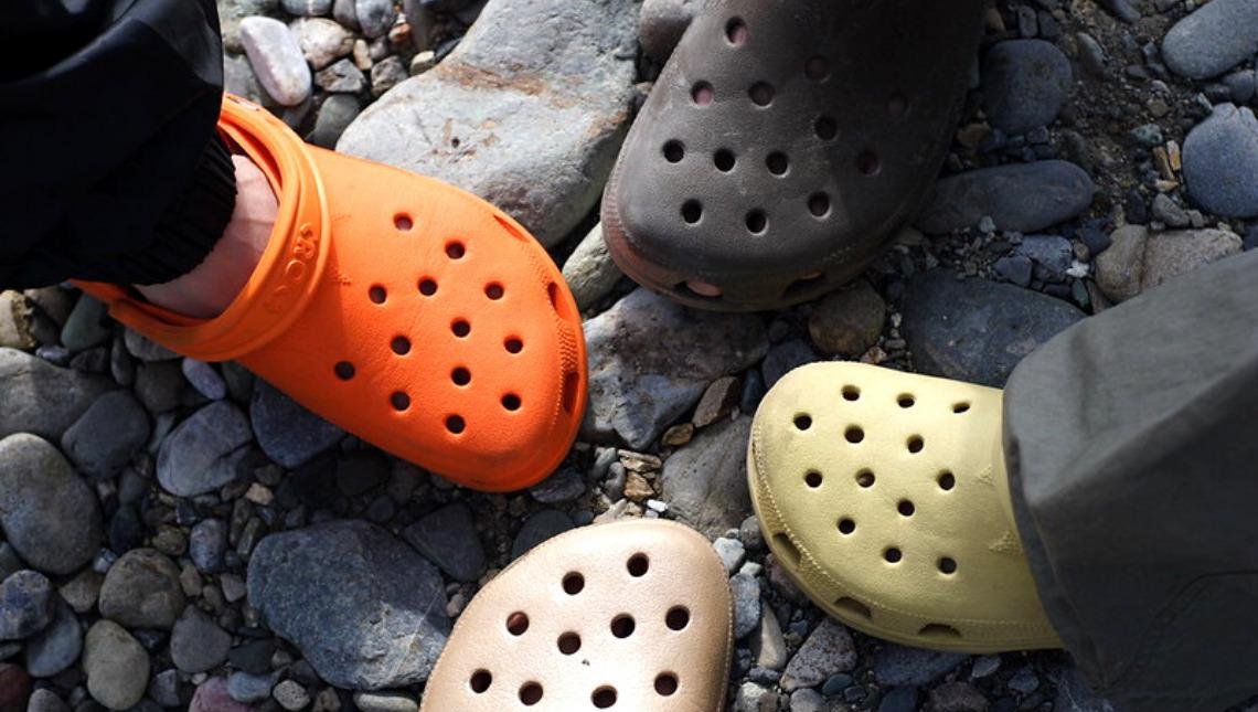 Crocs: sucesso de mercado e polêmica fashion