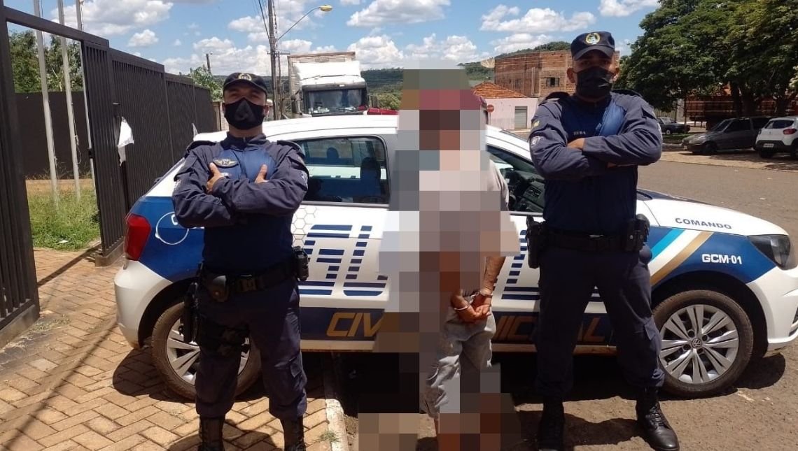 Guarda Civil Municipal prende homem momento em que ameaçava matar a própria irmã, em Jataí