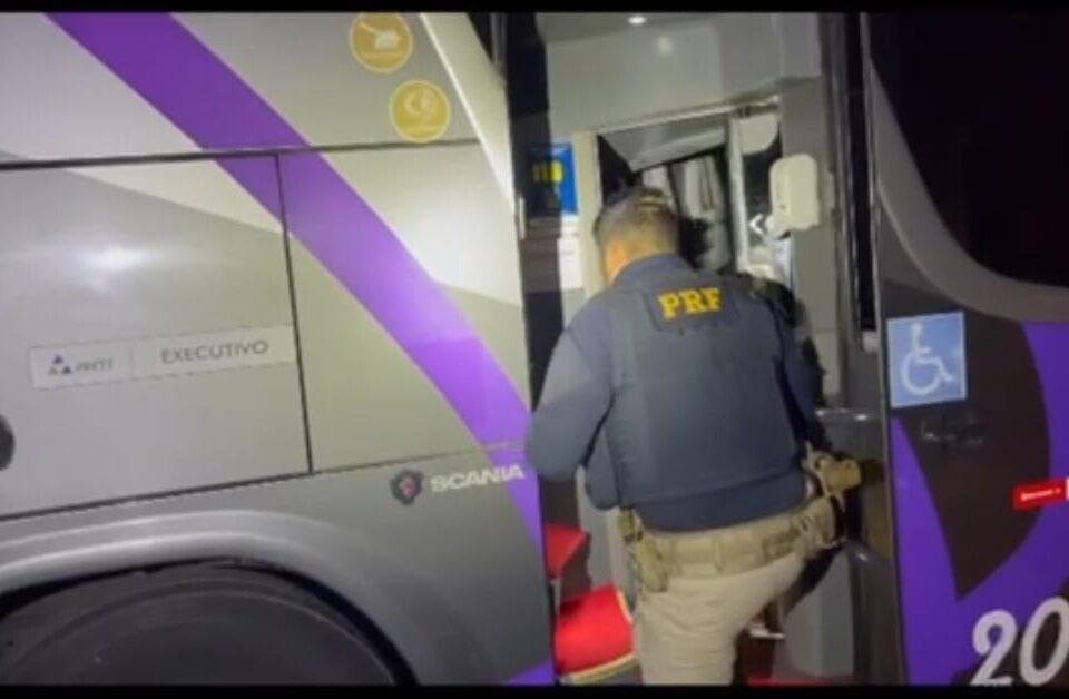 Passageiro é preso por apalpar genitália de viajante dentro de ônibus