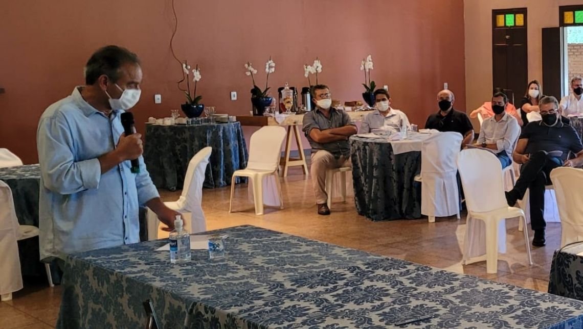 Prefeito Humbeto Machado reúne com secretários e superintendentes para discutir projetos para 2022