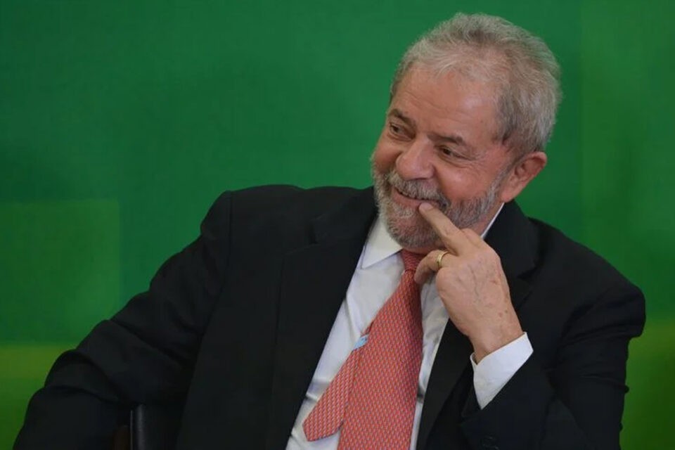 Lula lidera disputa presidencial com 45% e tem chances de vencer no 1º turno, diz pesquisa