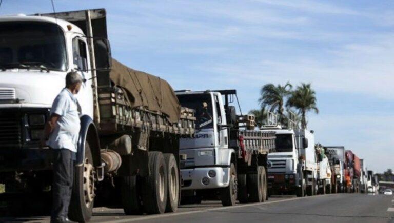 Grupos de caminhoneiros ameaçam paralisação e deixam governo em alerta