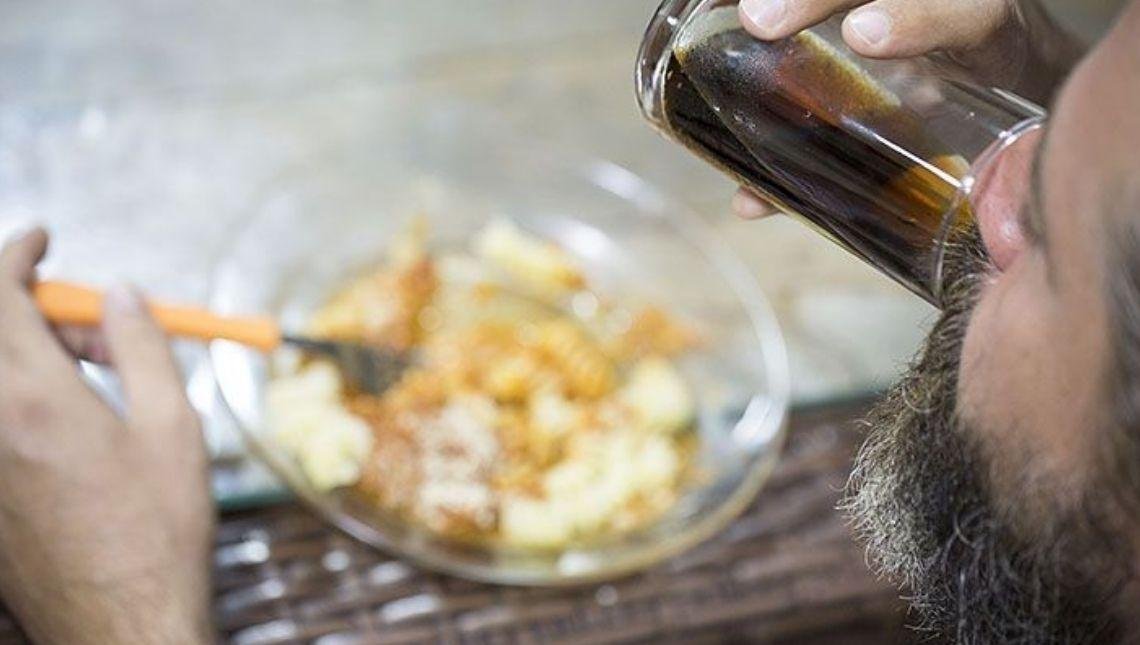 Beber líquido durante a refeição é prejudicial Tire a dúvida