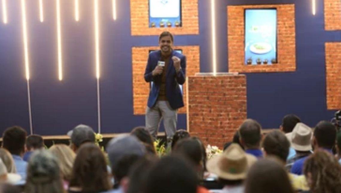 Pablo Marçal realiza palestra surpresa na Tecnoshow 2022