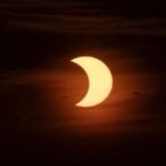 Saiba como assistir ao primeiro eclipse solar de 2022 neste sábado (30)
