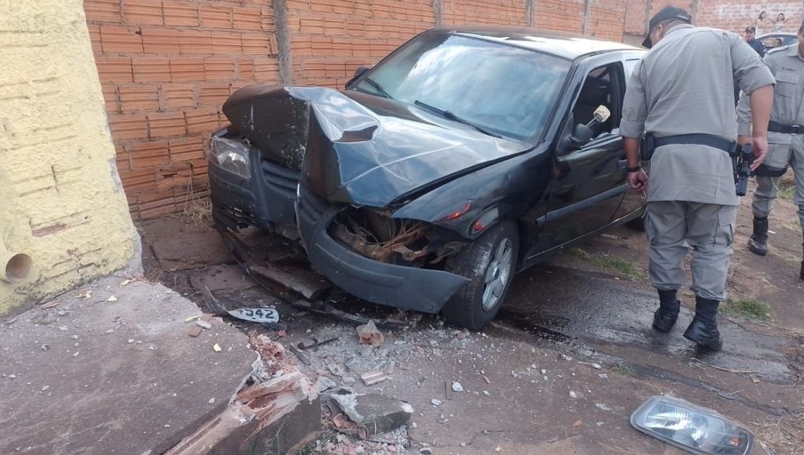 Após denúncia de perturbação de sossego, equipe prende indivíduo por tráfico de drogas depois de tentar fugir em veículo