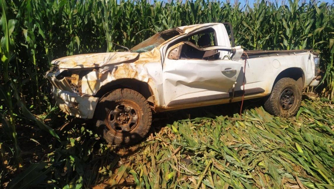 Carro sai da pista, capota e motorista morre na BR-158 ao ser lançado para fora do veículo