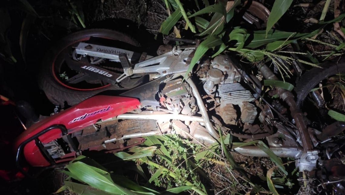 Colisão frontal entre carro e motocicleta mata duas pessoas na BR-452, em Rio Verde (1)