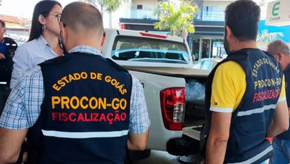 Procon Goiás em parceria com Procon Jataí realiza fiscalização em postos de combustíveis da cidade