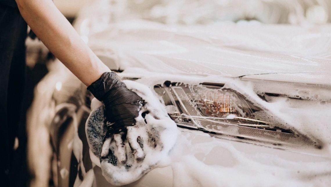 Saiba como fazer limpeza dos carros corretamente e sem sair de casa