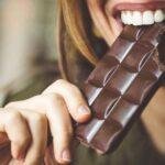 Saiba por que a vontade de comer chocolate aumenta na TPM