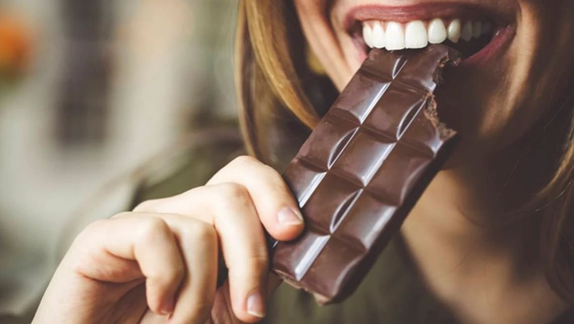 Saiba por que a vontade de comer chocolate aumenta na TPM