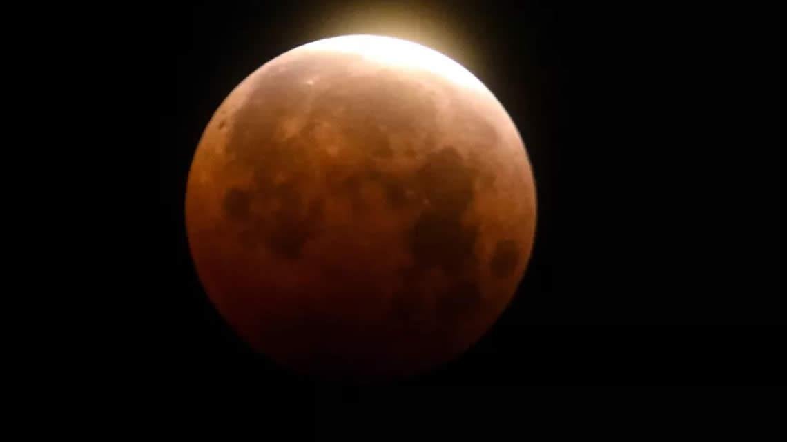 Jataienses se encantam com eclipse total com ‘Lua de Sangue’; veja Jataienses se encantam com eclipse total com ‘Lua de Sangue’; veja