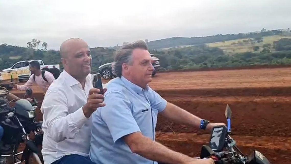 Bolsonaro visita obras e passeia de moto com apoiadores em Jataí