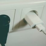 Afinal, deixar o carregador na tomada gasta energia