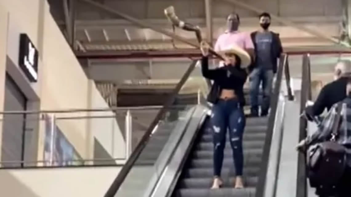 Cantora viraliza no Tiktok ao tocar berrante no aeroporto de Goiânia; assista ao vídeo