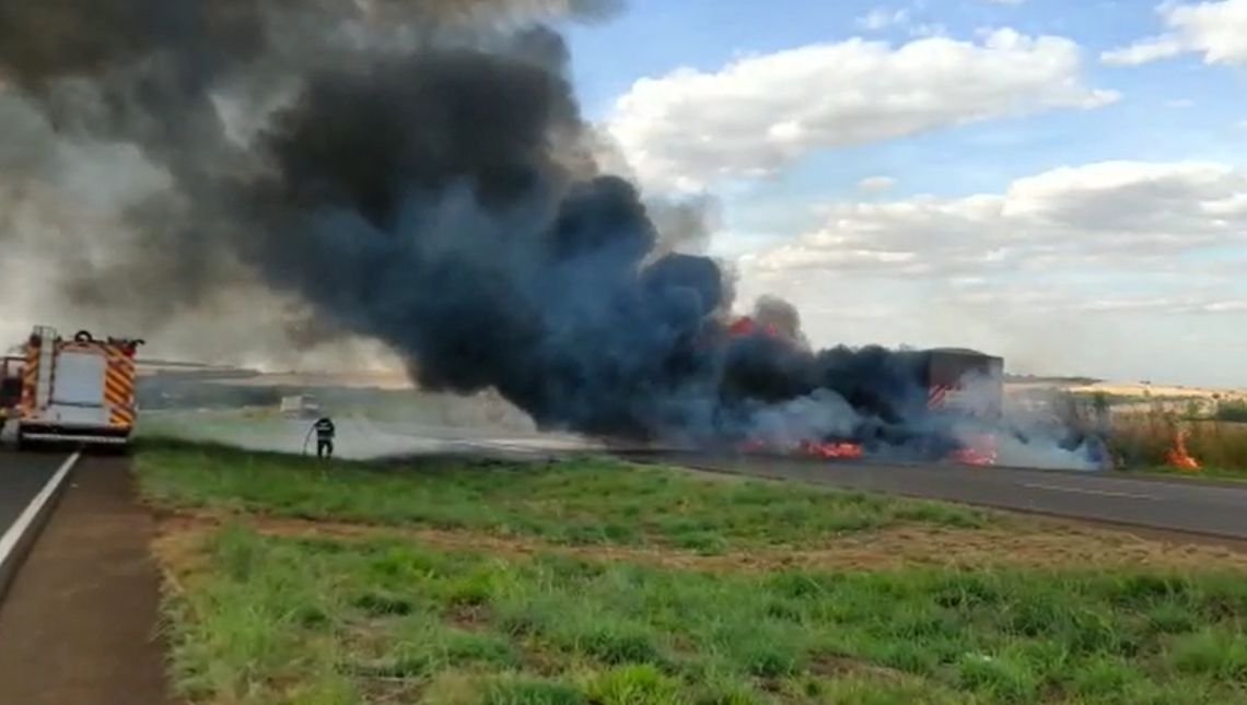 Corpo de Bombeiros de Jataí combate incêndio em caminhão na BR 060, no município de Jataí-GO