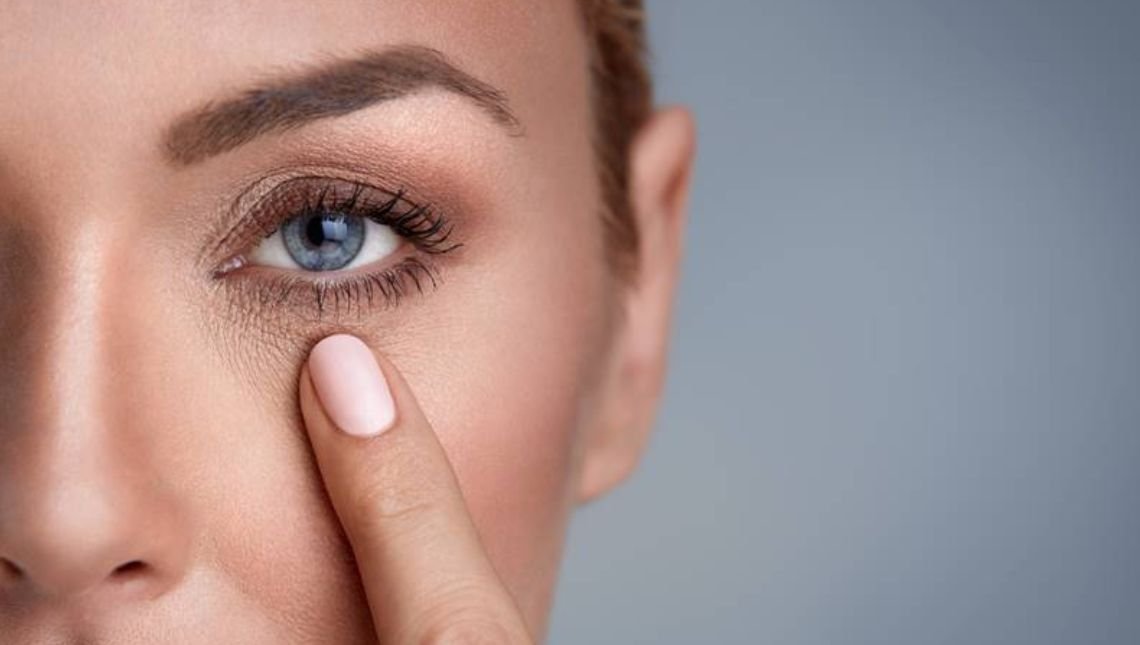 Seis sinais clássicos do envelhecimento facial para além das rugas
