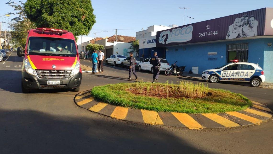 Corpo de Bombeiros de Jataí socorre vítima de acidente entre carro e moto no setor Santa Maria