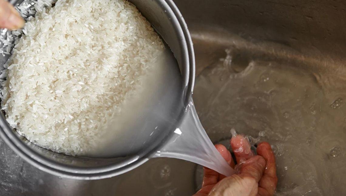 Lavar o arroz antes de cozinhá-lo é correto? Saiba o que é verdade ou mito
