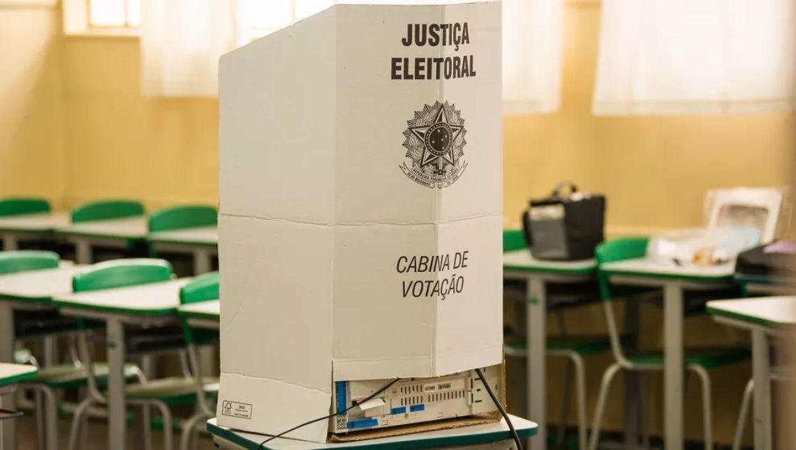 TSE diz que eleitor deve entregar celular antes de entrar na cabine de votação
