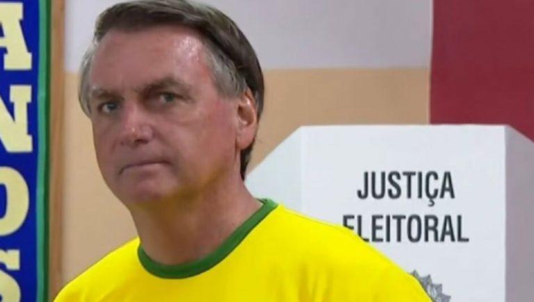 Bolsonaro vota no Rio de Janeiro com camisa verde e amarela, e “colinha de papel”