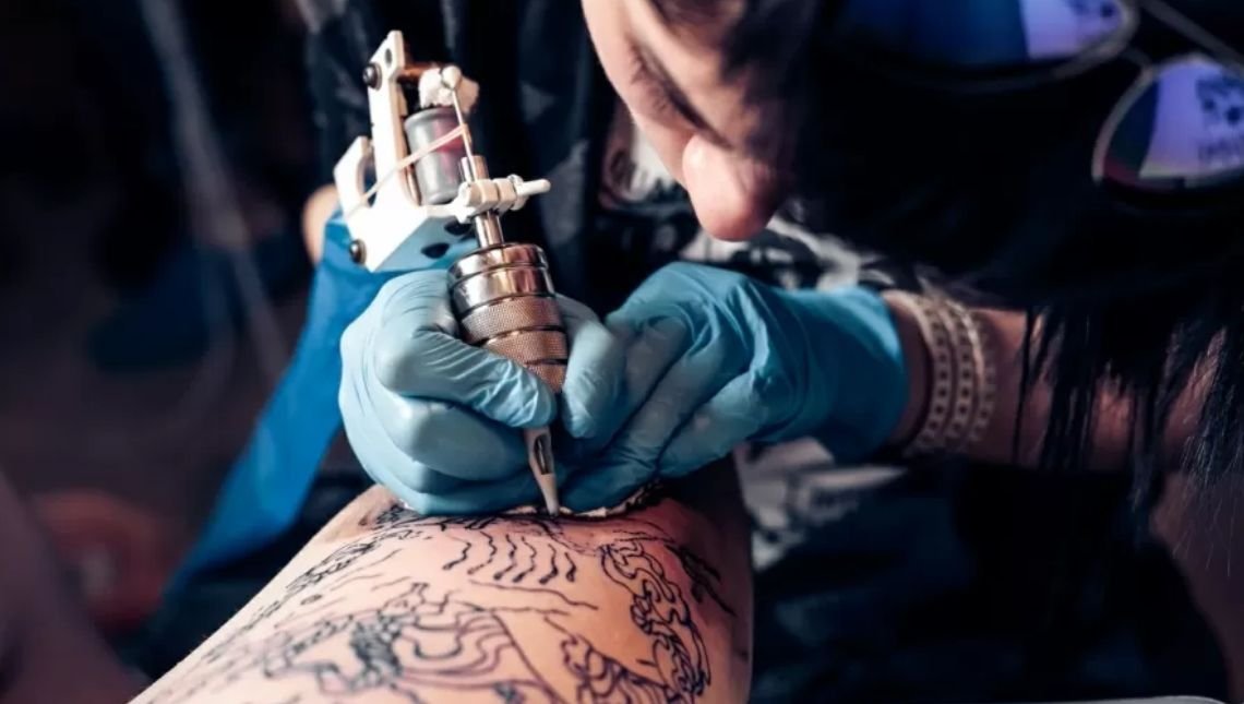 Braço, costas, pé, rosto saiba onde mais dói fazer tatuagem