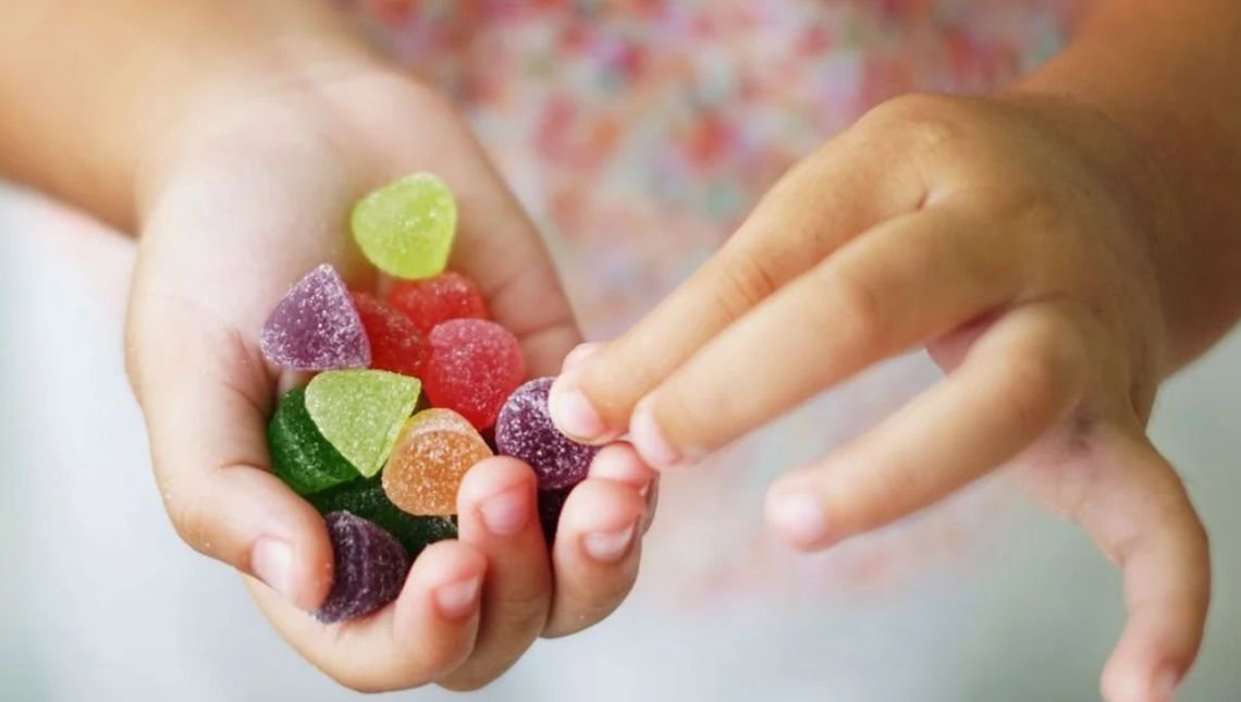 Criança pode comer sal, açúcar e tomar café? Nutricionista tira dúvidas