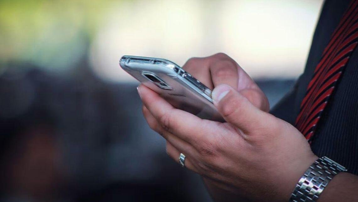 Depressão redes sociais aumentam o risco do distúrbio em adultos jovens, independente da personalidade
