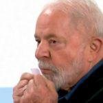 Lula vota em São Bernardo do Campo e beija comprovante de votação