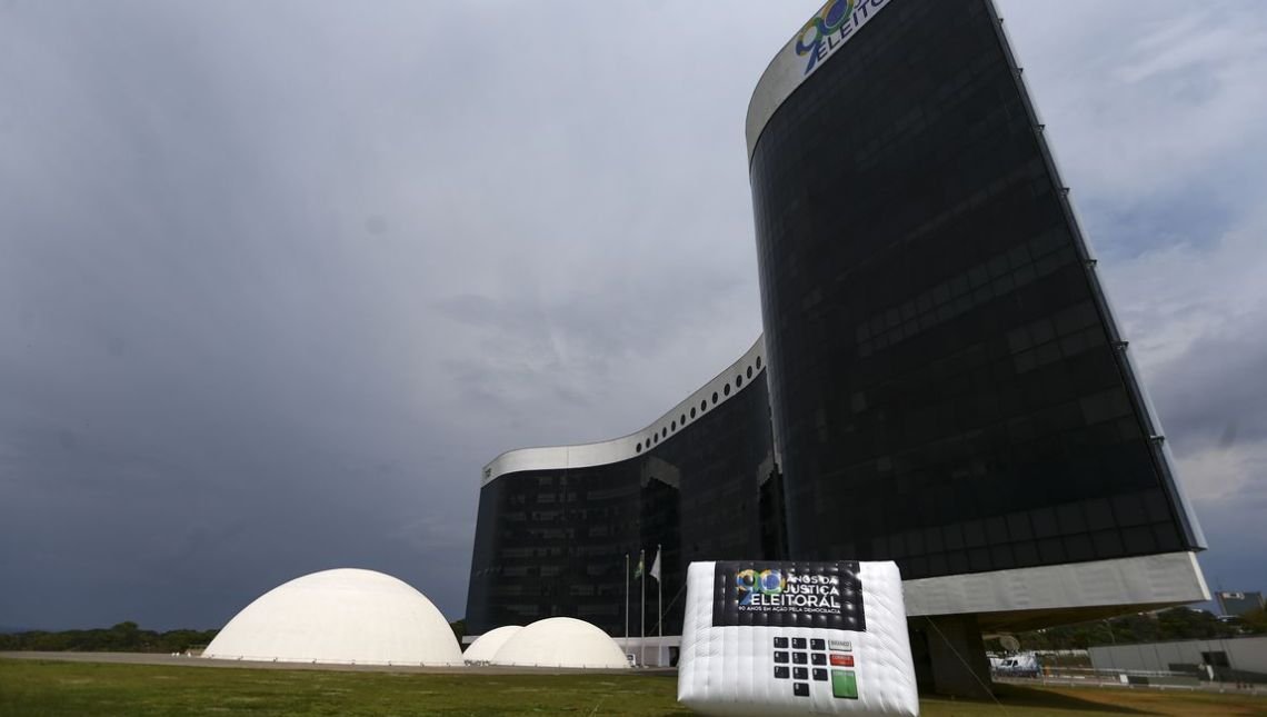 Presidente do TSE veta investigações contra institutos de pesquisa