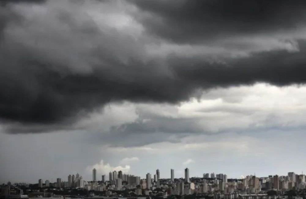 Avanço de uma frente fria pelo Brasil vai influenciar e provocar pancadas de chuvas em Goiás