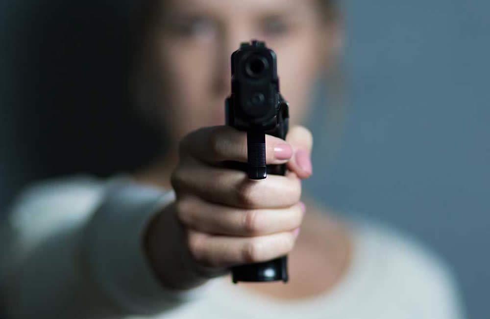 Assembleia aprova bolsa-arma para mulheres vítimas de violência em Goiás