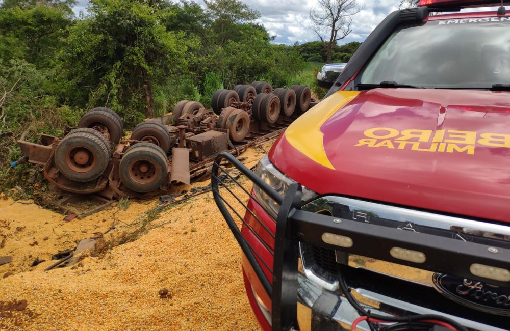 Carreta se parte ao meio após acidente em Caiapônia