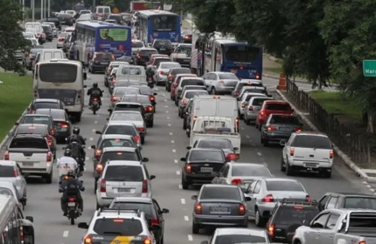 IPVA carros na rua
