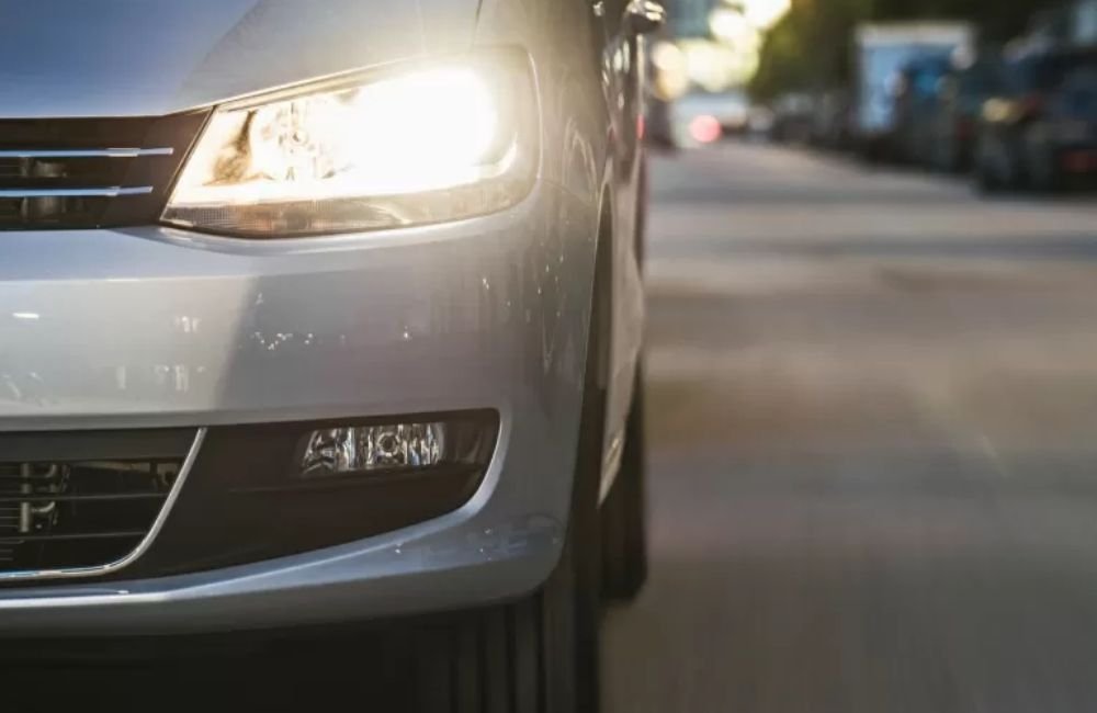 Lâmpada do carro: veja o que mudou na regra antes de trocar farol queimado
