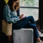 Moda no verão veja como montar uma mala de mão compacta com estilo