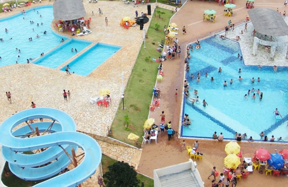 Cidade goiana tem clima europeu, águas a 40 graus, paisagens e muitas opções para os amantes de aventura