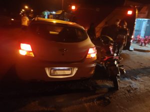 Acidente de trânsito em Jataí Corpo de Bombeiros socorre vítima após colisão entre carro e moto (1)