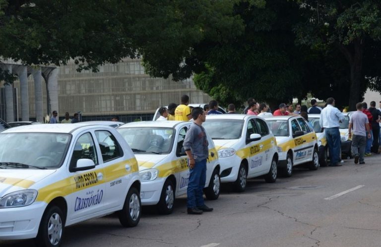 Autoescolas de Goiás deverão fornecer veículos adaptados para pessoas com deficiência