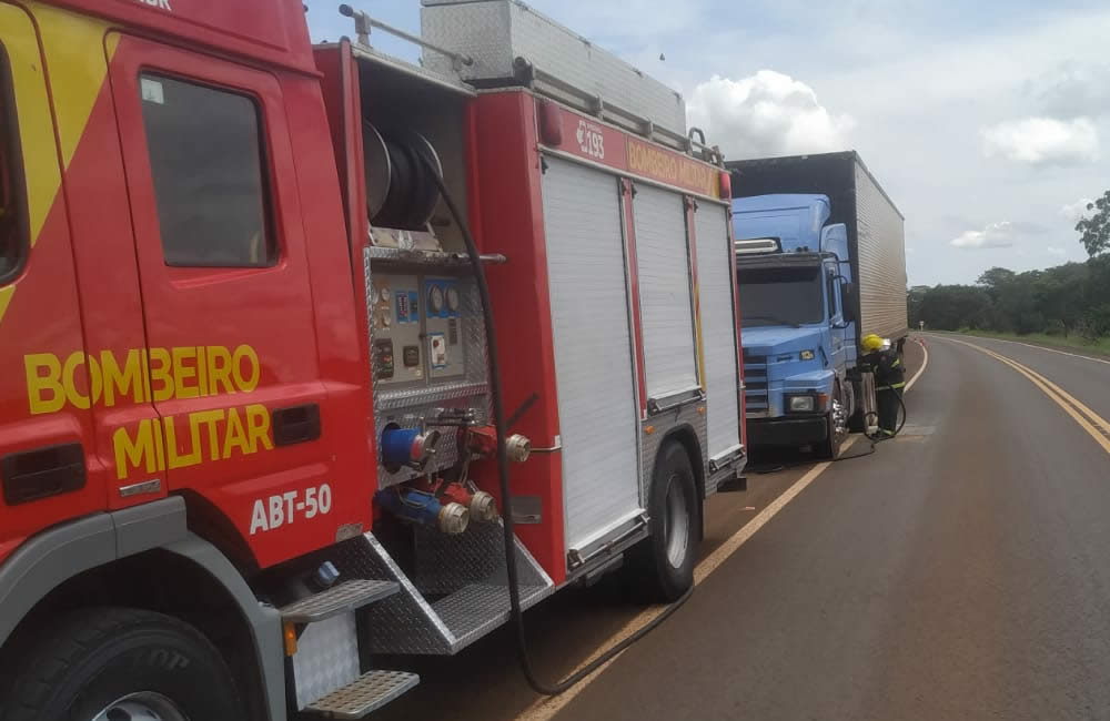 Caminhão baú carregado de azeite sofre princípio de incêndio na BR 364, próximo a Jataí