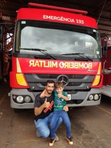 Corpo de Bombeiros de Jataí emociona criança em visita ao Batalhão (2)