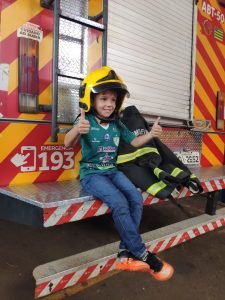 Corpo de Bombeiros de Jataí emociona criança em visita ao Batalhão (3)