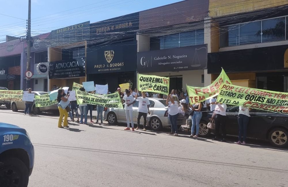 Familiares de detentos em Goiás vão às ruas protestar contra lei que proíbe visitas íntimas