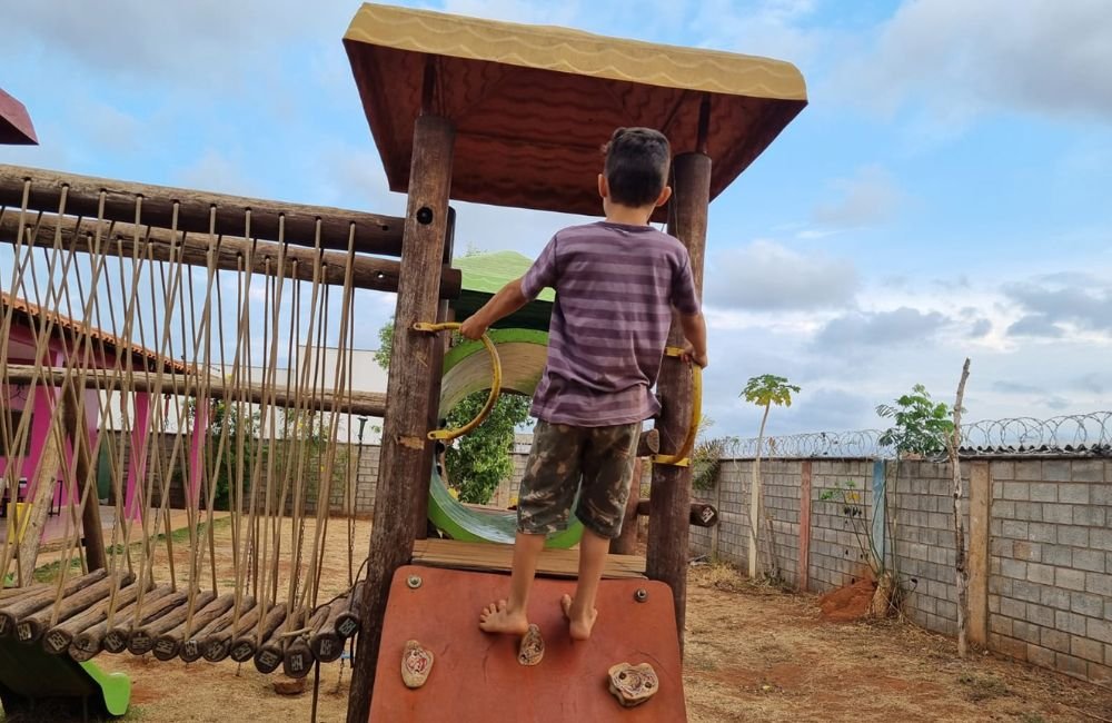 criança brincado escola creche