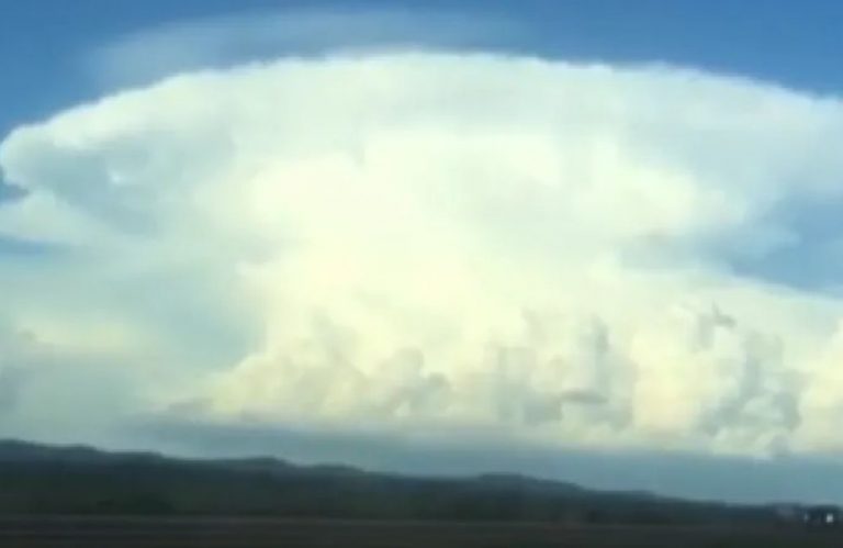 Nuvem em formato de cogumelo chama a atenção em Goiás; vídeo