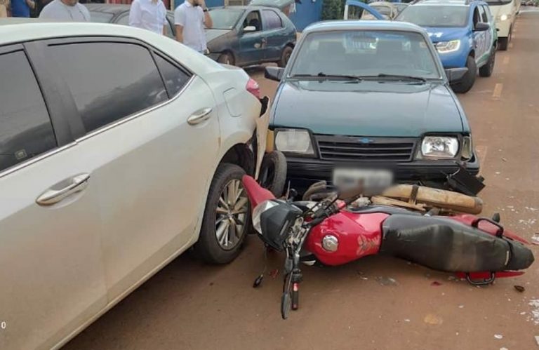 Imagem dos veículos envolvidos no acidente de trânsito em Jataí/GO, onde um motorista embriagado colidiu em dois veículos parados em um semáforo.